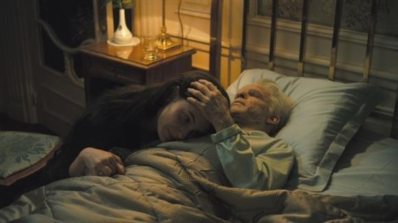 영화 홀리 모터스 죽어가는 노인을 연기하는 드니 라방